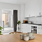 Beautiful Center W Balcony شقة *