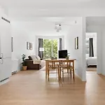 Beautiful Center W Balcony *