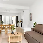 Beautiful Center W Balcony شقة *